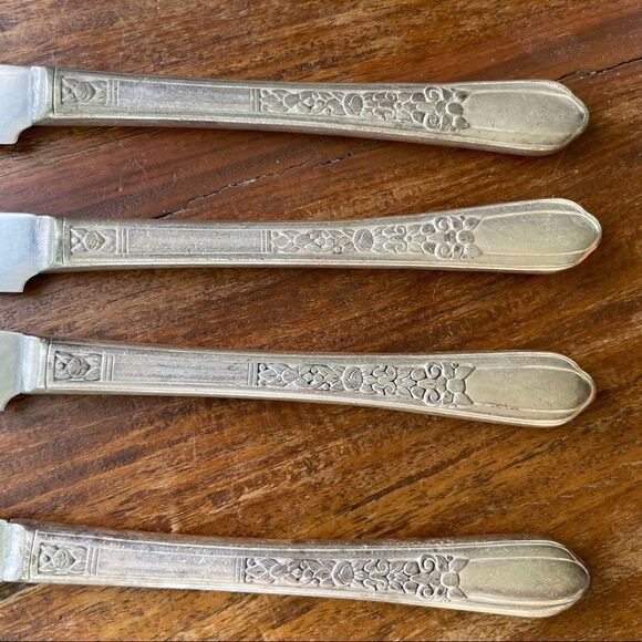 Lot of 4 Floral Pattern Knives 1938 Simeon L & George H Rogers Co. Silverplated - Picture 4 of 8